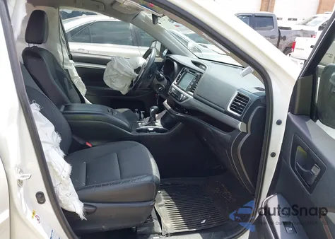 2018 Toyota Highlander Le Plus z USA, uszkodzony, nr VIN 5TDBZRFH8JS844513